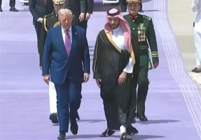 السعودية تفرش السماء والبساط لترامب.. استقبال ملوكي يُعلن عودة "الرئيس العاصف" إلى المسرح الدولي