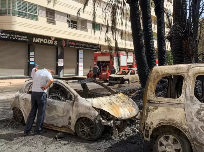 كارثة في قلب فاس... النيران تلتهم سيارات بشارع شكيب أرسلان وتستنفر السلطات