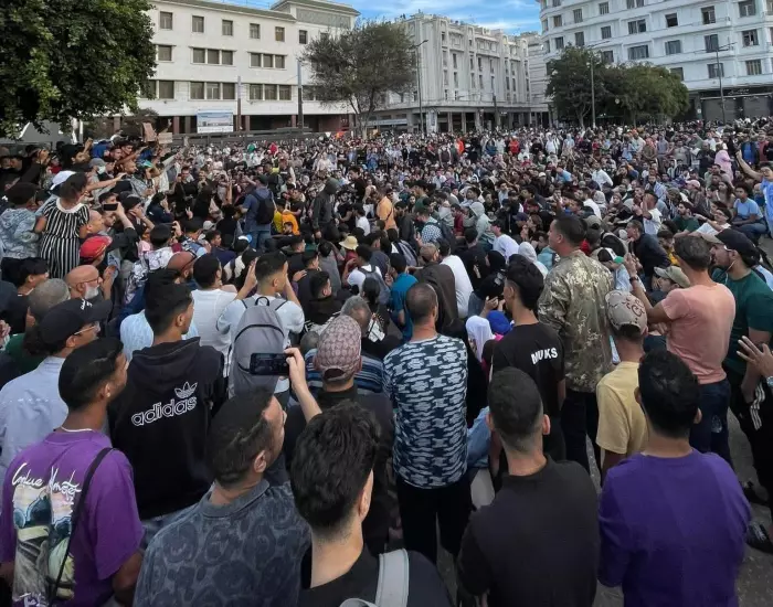 شباب "زد . Z" يطلقون مبادرة نظافة الشوارع وتوزيع التمر والحليب والورود   