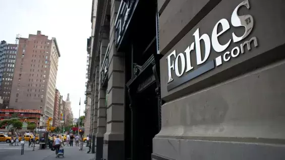 صعود مغربي في تصنيف فوربس العالمي والتجاري وفا بنك والبنك الشعبي ضمن قائمة "Global 2000" لسنة 2025