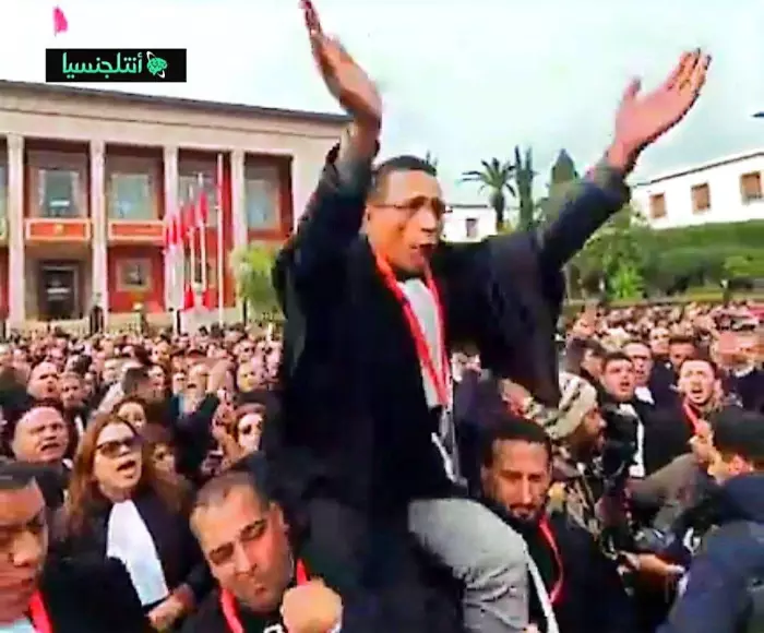 البذلة السوداء تحتج أمام البرلمان والمحامون يرفعون صوت الغضب