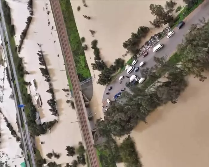 في مشهد صادم:فيضانات الغرب تغرق السيارات والحقول 