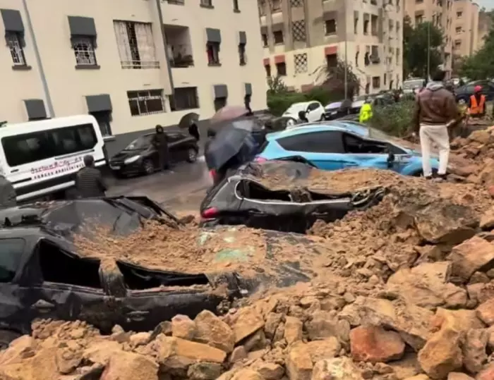 سقوط حائط على سيارات مخلفا أضرار كبيرة