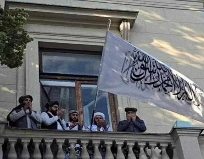 الدب الروسي يراوغ النسر الأمريكي.. موسكو ترفع علم "طالبان" وتفتح بوابة الاعتراف الدولي