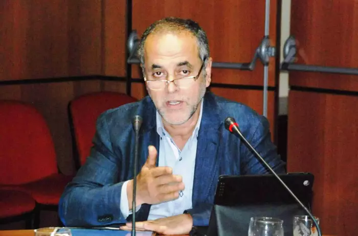 حرب كلامية تهز الأغلبية والبقالي يقصف الطالبي العلمي ويتهمه بإطلاق "رصاص سياسي" يصيب حكومته في الصميم