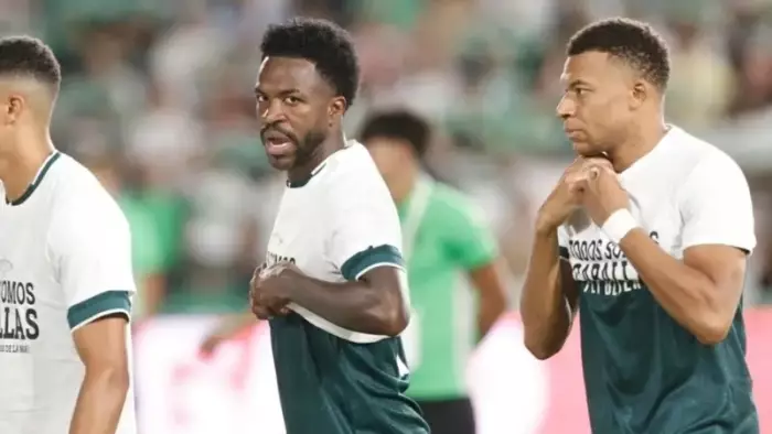 قميص سبتة يشعل الجدل داخل ريال مدريد ومبابي وفينيسيوس وكوناتي أمام مطالب بالاعتذار