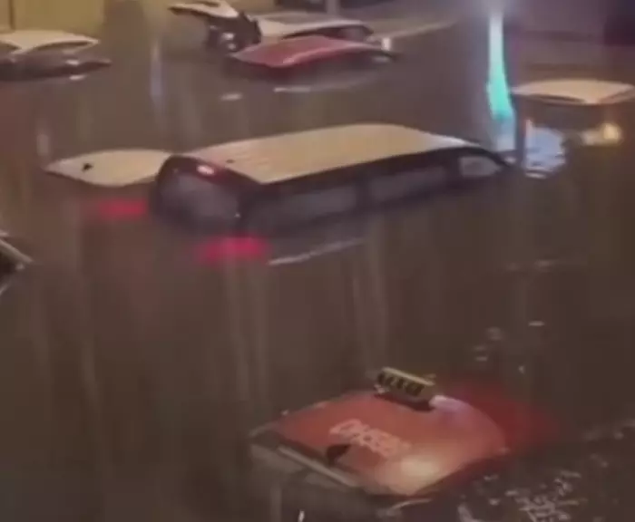 الفياضانات حولت الإمارات إلى مشهد استثنائي