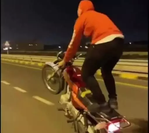 دراجات الموت تقود فوضى الشارع في القصر الكبير