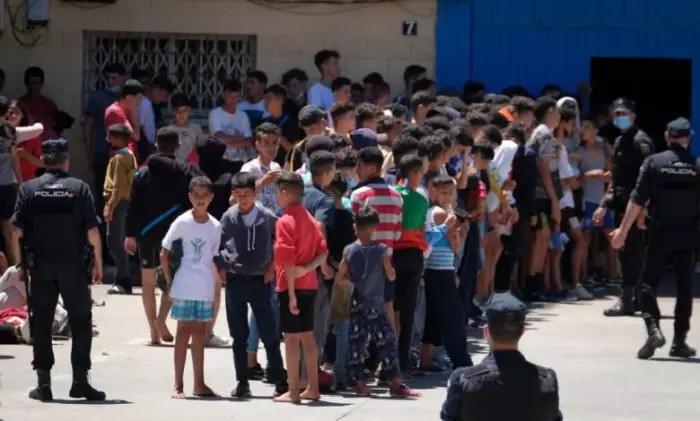 سبتة تغرق في أزمة المهاجرين والقاصرون المغاربة يشلّون خطط الترحيل الإسبانية