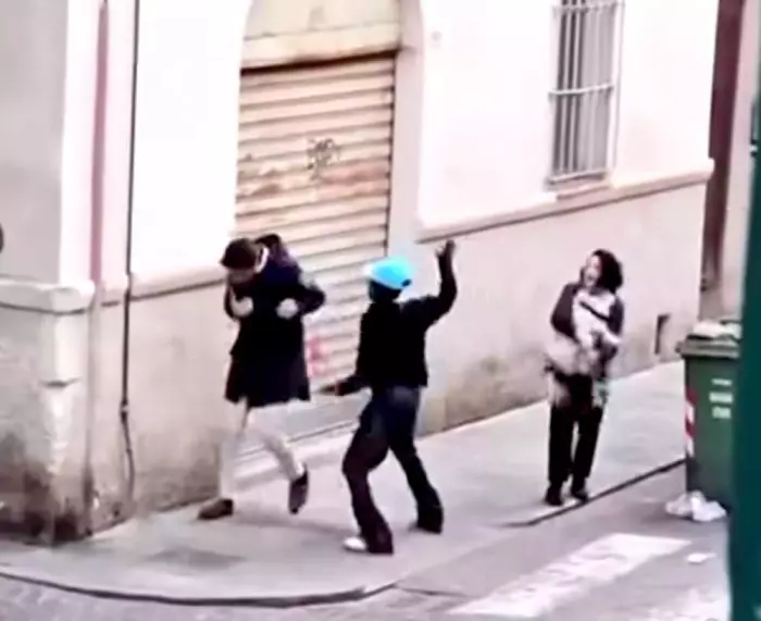 فيديو اعتداء مهاجر على مواطن إيطالي يشعل الجدل حول الهجرة والأمن في الشارع الأوروبي