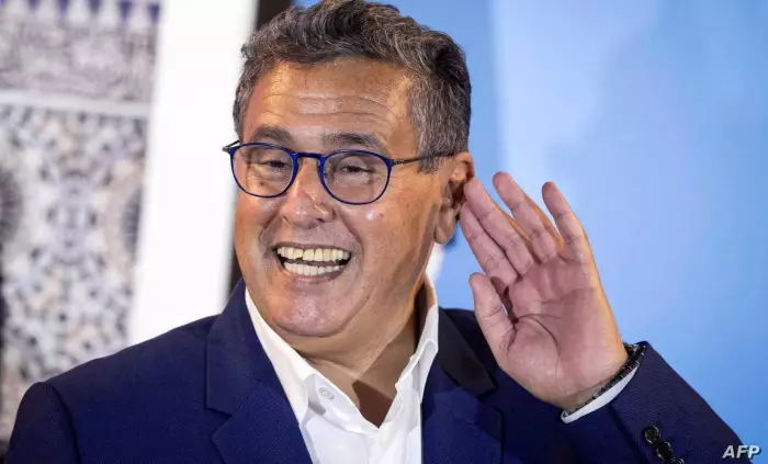 "شنْ طنْ"أخنوش.."لي تغوتيه جريه ولا شحال كتلبس في رجليك"