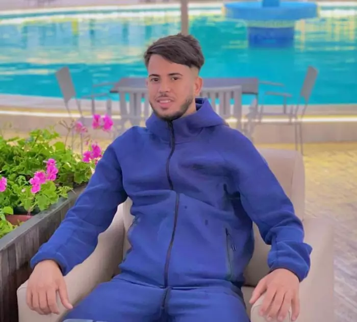 شاب عشريني يختفي وأمه المكلومة تبحث عنه وتناشد ذوي القلوب الرحيمة