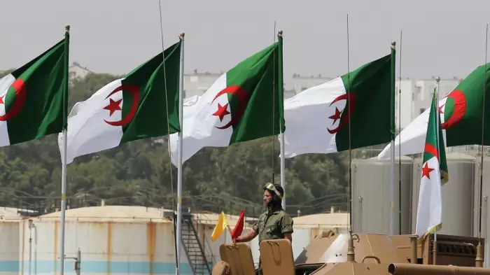الجزائر تحترق بذهبها الأزرق