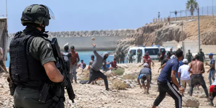 مطاردة تنتهي باعتقال 4 مغاربة في سبتة وإصابة عسكري إسباني خلال مواجهة مع مهاجرين