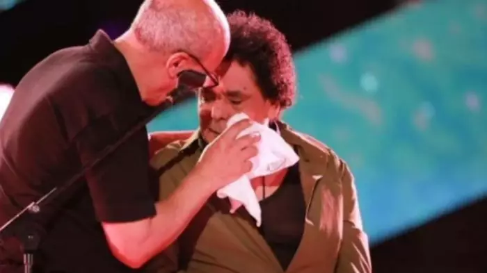 محمد منير يبكي على المسرح وهذه حقيقة مقطع متداول أعيد نشره خارج سياقه