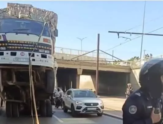 بسبب الحمولة الزائدة شاحنة "كبرات" وسط الطريق الرئيسية