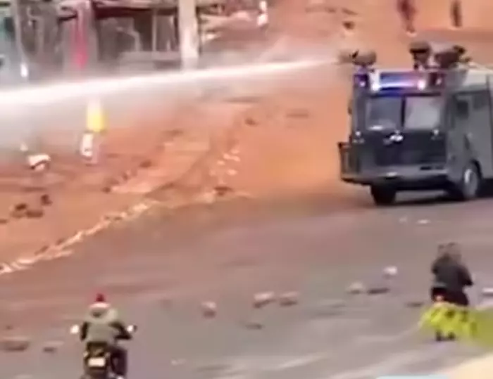 كينيا على صفيح ساخن...الغلاء يشعل الشوارع والقرى وقوات الأمن ترد بالمياه والهراوات والغاز