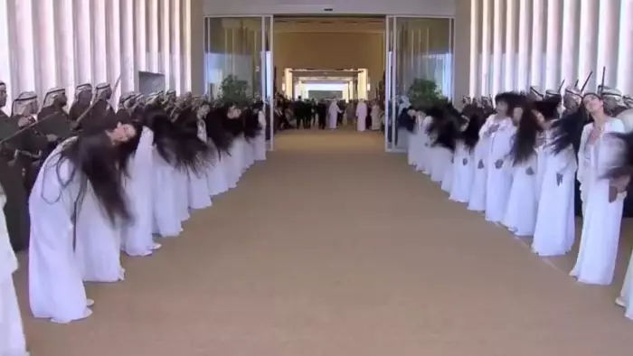 من الغيرة إلى العار..نساء الإمارات في مشهد الإذلال أمام "دونالد ترامب".