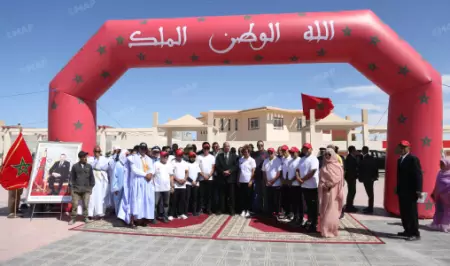 العداء إكيدير يتسلم راية المسيرة الخضراء في سباق التناوب الرمزي نحو الداخلة