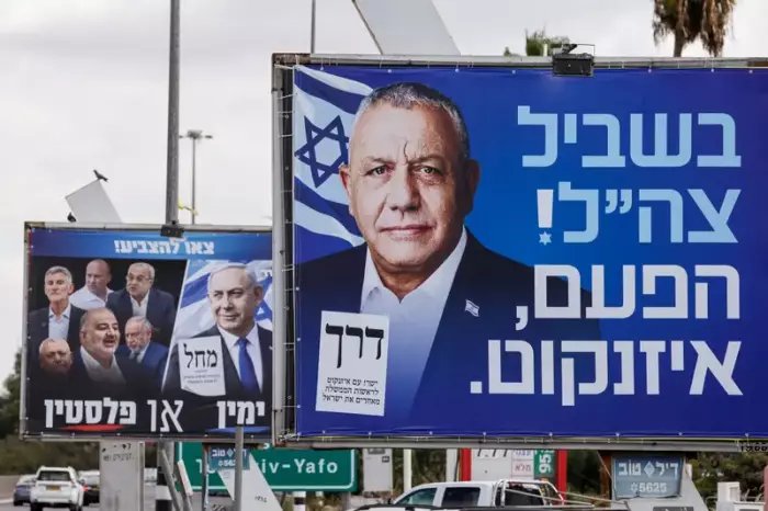 الإسرائيليون يتوجهون إلى صناديق الاقتراع وسط منافسة محتدمة بين نتنياهو وخصومه