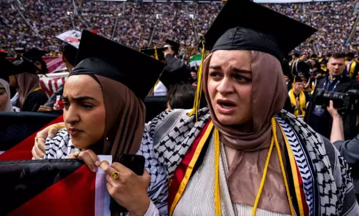 غزة تفجر حفل تخرج في أمريكا وطلاب يقلبون منصة الاحتفال إلى ساحة احتجاج ويُطاردون سفيرة واشنطن السابقة بالهتافات