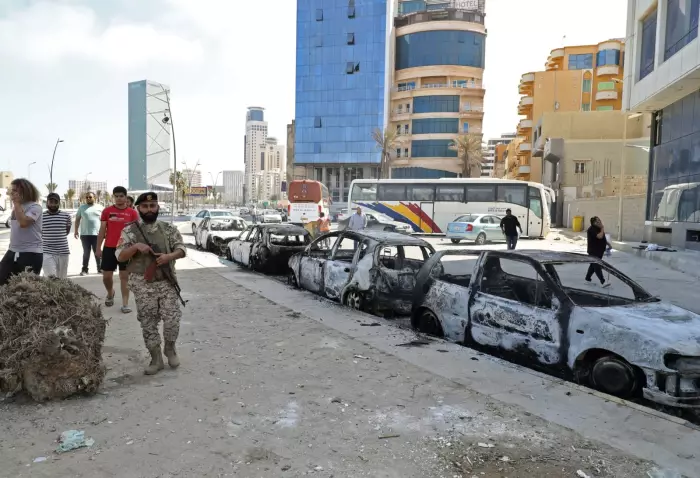 رصاص التوتر يخنق الأنفاس في طرابلس.. جالية عالقة بين جبهات الحرب وأحلام العودة