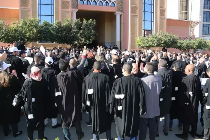 تراجع الحكومة أمام ضغط المحامين يفتح صفحة جديدة من الجدل حول إصلاح مهنة الدفاع