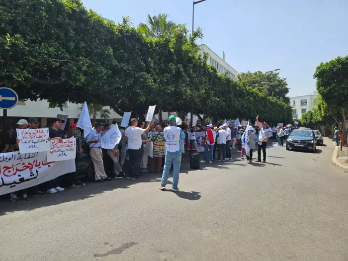 عمال ضيعات فلاحية بجهة الرباط سلا القنيطرة يعلنون اعتصامًا مفتوحًا أمام وكالة التنمية الفلاحية وأملاك الدولة