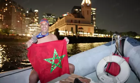 "حسن بركة" يكتب التاريخ في نيويورك ويصبح أول مغربي يسبح حول جزيرة مانهاتن