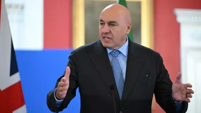 إيطاليا تستعد لإرسال سفن حربية لحماية الملاحة في باب المندب