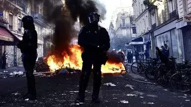 فرنسا تُشدد قبضتها الأمنية بحظر التجول بعد انفجار احتجاجات الغلاء وأعمال النهب