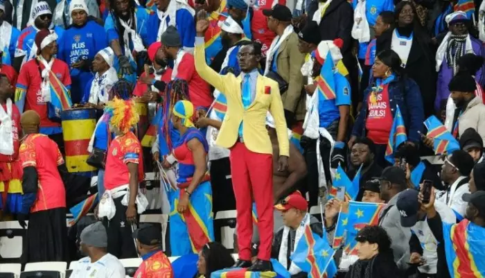 خطف الأنظار من المشجعين ومن نجوم الكرة..قصة المشجع التمثال الذي لا يتحرك طيلة مدة مباريات الكونغو 