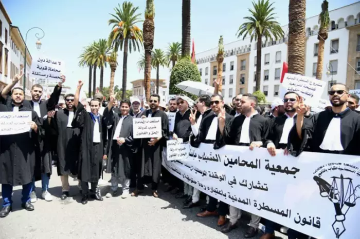 تمرد داخل أسرة الدفاع بالمغرب والمحامون يُشهرون ورقة التعبئة الشاملة ويُعلنون معركة مفتوحة ضد تعديلات قانون المهنة