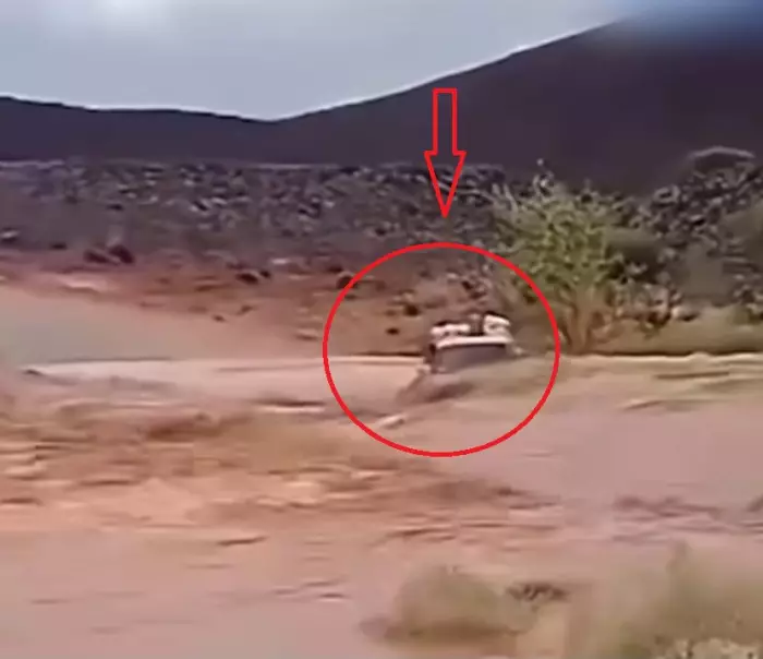 بالفيديو : سيول النهر بالراشيدية تبتلع سيارة على متنها ركاب بسبب تهور السائق