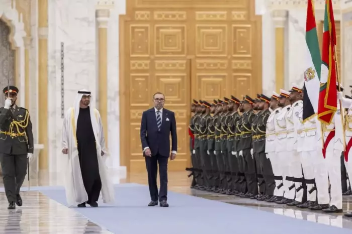 الملك محمد السادس يحط رحاله في أبوظبي وسط حفاوة إماراتية وعلاقات تتجدد برؤية الأخوة الصادقة