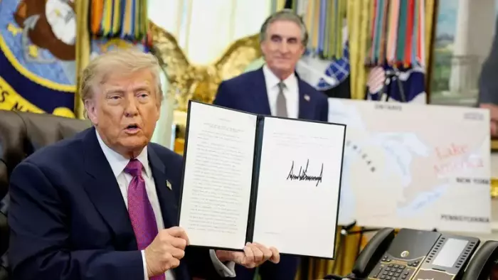 ترامب يشعل أزمة جديدة مع كندا.. ويطلق اسماً أميركياً على بحيرة يتقاسمها معا