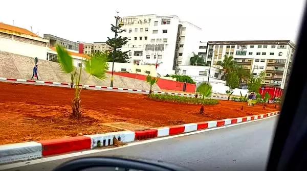 موكب ولي العهد يوقظ القنيطرة من سباتها..الحفر تُرمم والورود تُنثر في سباق مع الزمن