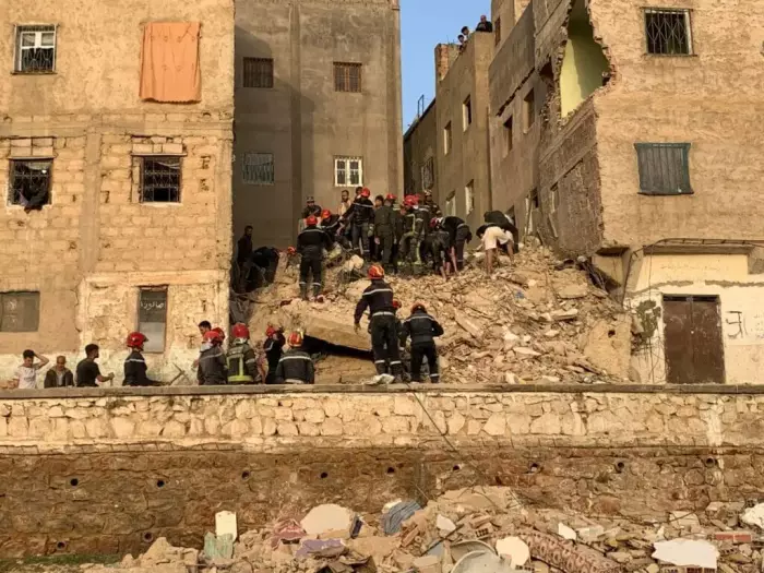 فاجعة تهز فاس..عمارة تتحول إلى مقبرة تحت الأنقاض وحصيلة الضحايا ترتفع وسط سباق محموم لإنقاذ العالقين