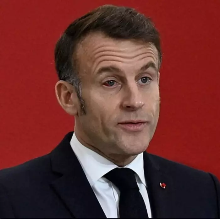 تفاصيل صدمة الشعب الفرنسي بعد ظهور الرئيس بعين محمرة شبه مغمضة..فهل تشاجر مع زوجته كما كتب البعض؟