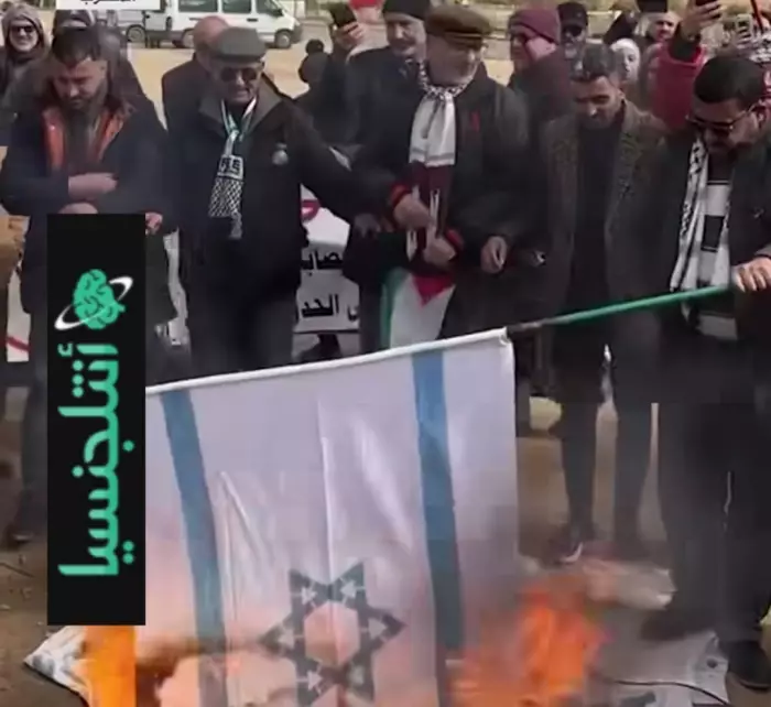 حقوقيون يحرقون "خرقة كيان إسرائيل" على الحدود المغربية الجزائرية
