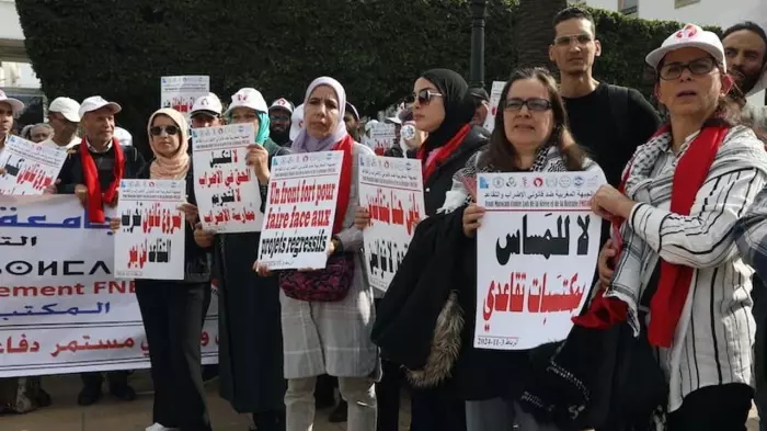 جبهة تُواجه "أخنوش" وتراسله:لا للمساس بالتقاعد ولا لتجريم الإضراب