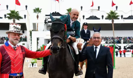 رمزي الدهامي يتوج بجائزة "المسيرة الخضراء" في الدوري الملكي المغربي بتطوان