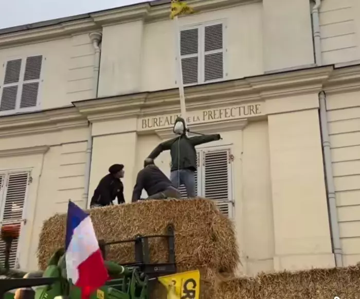 حين يرمي الفلاحون الغضب في وجه الدولة الفرنسية وتتشقق صورة أوروبا