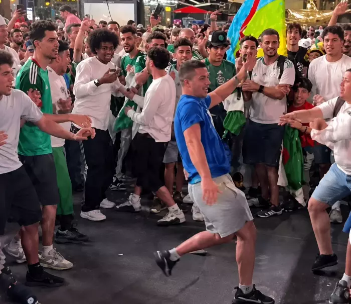 بالفيديو:اشتباكات عنيفة بين الجماهير الجزائرية والأرجنتينية قبل انطلاق مباراتهما في كأس العالم 2026