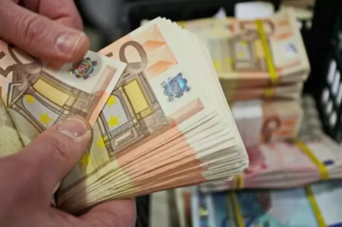 انخفاض طفيف في تحويلات مغاربة العالم..هل بدأ دعم الاقتصاد الوطني يتراجع؟