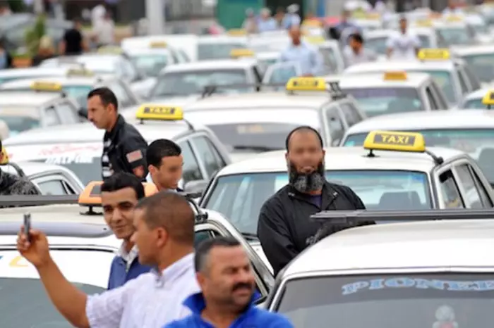 غضب سائقي سيارات الأجرة ينفجر ونقابة تتهم الحكومة بخنق القطاع وتُحذر من الفوضى