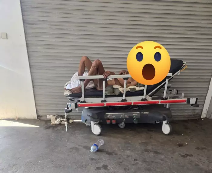 العثور على رجل في وضعية مأساوية أمام مستشفى للا عائشة يشعل الغضب ومطالب بفتح تحقيق عاجل