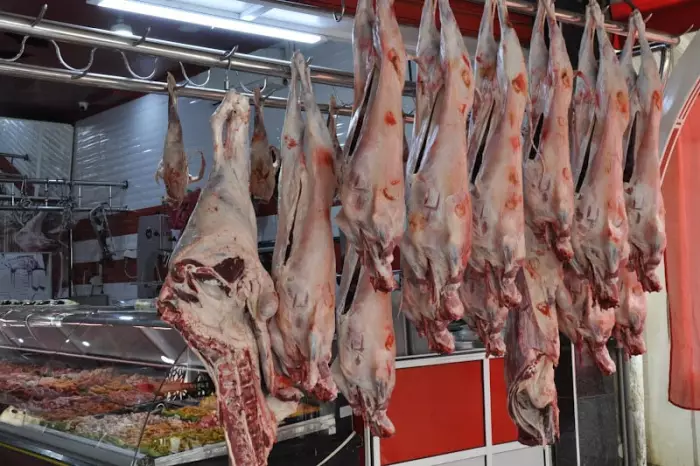 اللحوم تشعل غضب المغاربة.. أكثر من 150 درهماً للكيلوغرام والاستيراد لم يطفئ نار الغلاء!