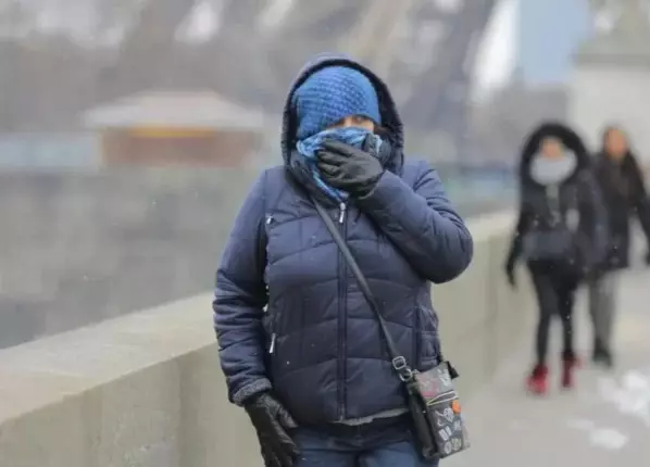 بالفيديو:تساقطات ثلجية قوية بأحجام كبيرة جدا في مدينة بوفكران