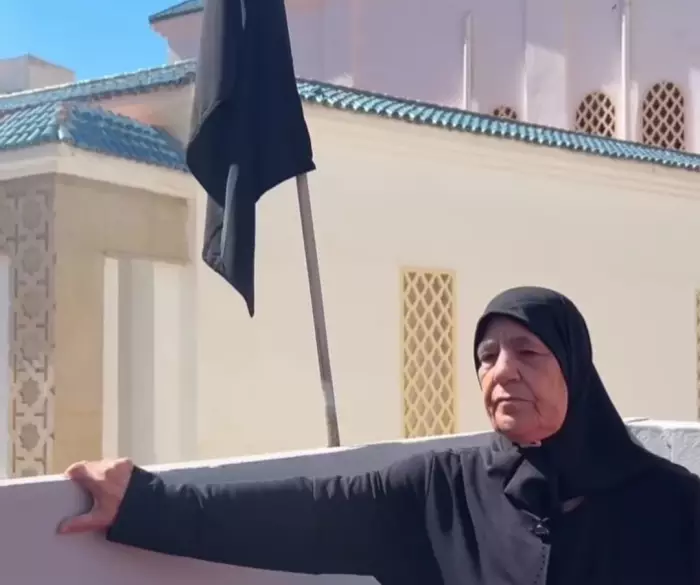 العلم الأسود يخيم على عيد الحسيمة وأم ناصر الزفزافي تواصل الحداد وتنتظر عودة ابنها من خلف القضبان